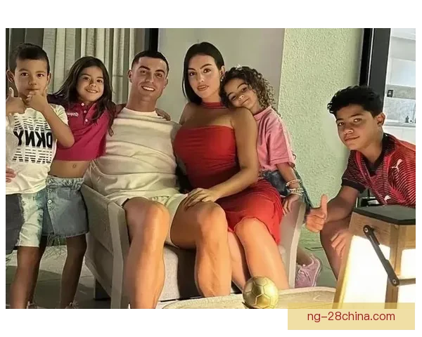 模仿C罗挪可乐赤脚登场先红